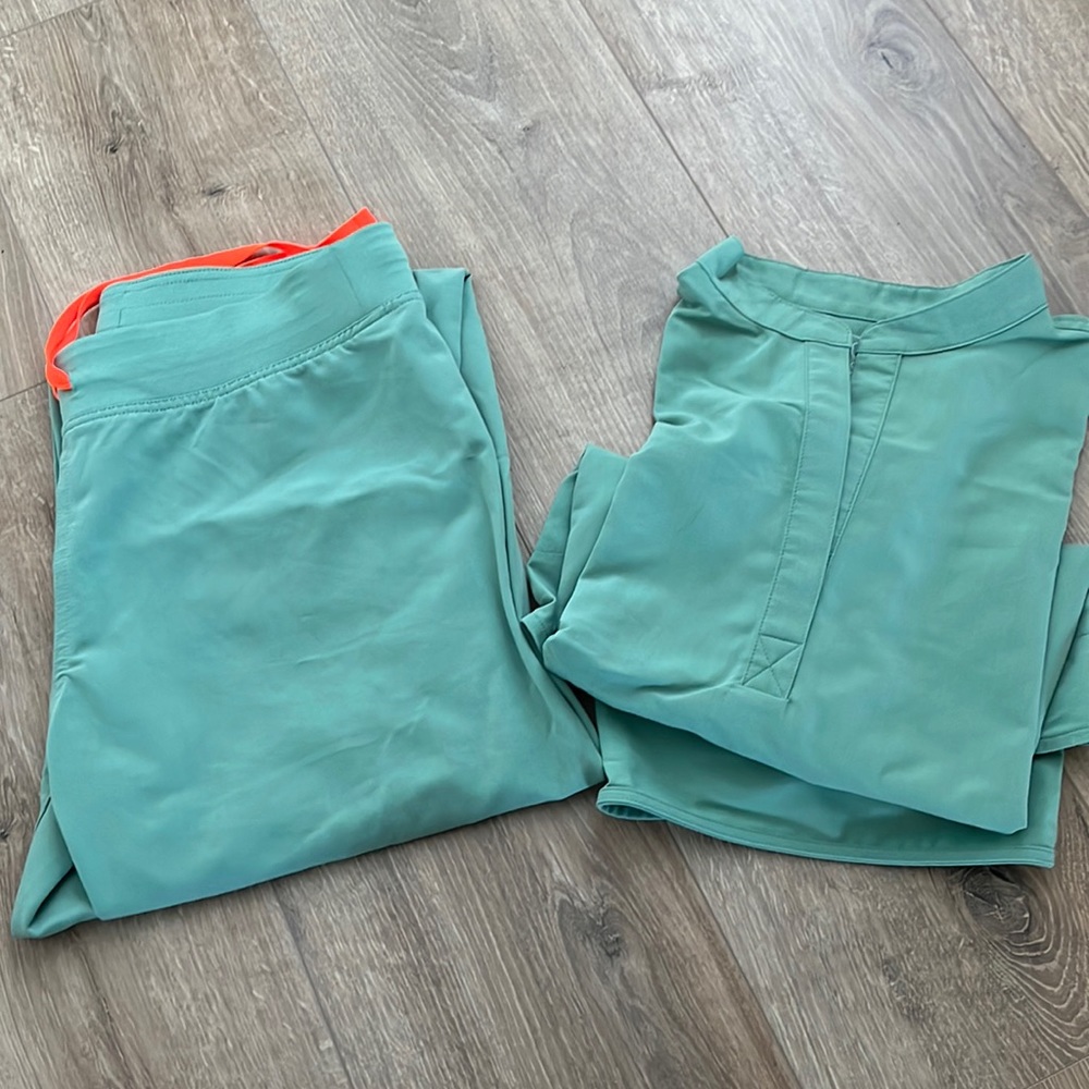 Green figs scrubs